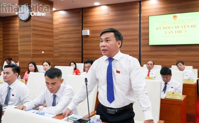 Đại biểu HĐND tỉnh thảo luận nội dung được trình tại kỳ họp.