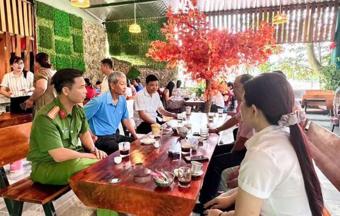 Lãnh đạo các phòng, ban, cơ quan trên địa bàn xã trao đổi với người dân. Ảnh: PHÙNG QUỲNH.