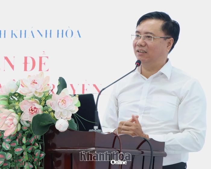 Ông Nguyễn Trung Dũng - Phó Chủ tịch Ủy ban MTTQ Việt Nam tỉnh thông tin một số nội dung liên quan đến Dự án Đường sắt tốc độ cao trên trục Bắc - Nam đoạn qua địa bàn tỉnh Khánh Hòa.
