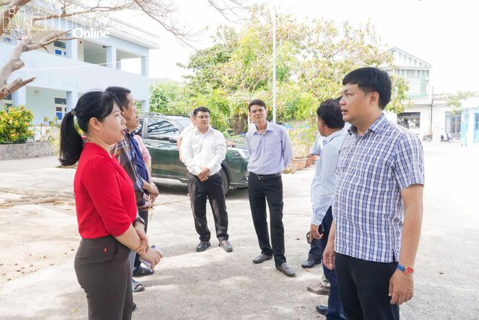 Đoàn khảo sát thực tế tại Trường THCS Trương Văn Ly.