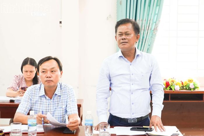 Lãnh đạo xã Cà Ná báo cáo tại cuộc họp.