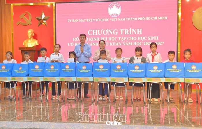 Đại diện đoàn công tác và lãnh đạo Đảng ủy xã Nam Ninh Hòa tặng quà cho các học sinh.