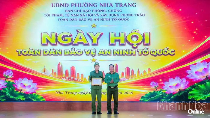Thừa ủy quyền của Giám đốc Công an tỉnh, lãnh đạo Phòng Tham mưu Công an tỉnh trao giấy khen cho Tổ bảo vệ an ninh trật tự Tổ dân phố Trường Sơn.