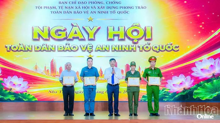 Lãnh đạo phường Nha Trang trao giấy khen cho các tập thể.