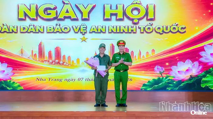 Lãnh đạo Công an phường Nha Trang trao quà cho Quỹ “Nghĩa tình đồng đội”.