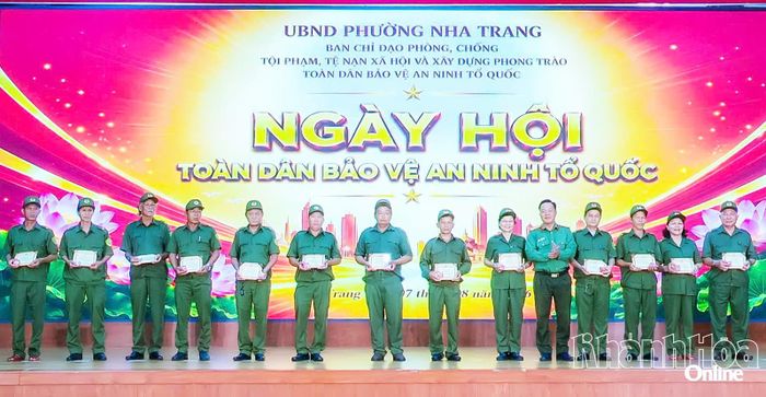 Thừa ủy quyền của Bộ trưởng Bộ Công an, lãnh đạo Phòng Tham mưu Công an tỉnh trao kỷ niệm chương “Bảo vệ an ninh Tổ quốc” cho các cá nhân.