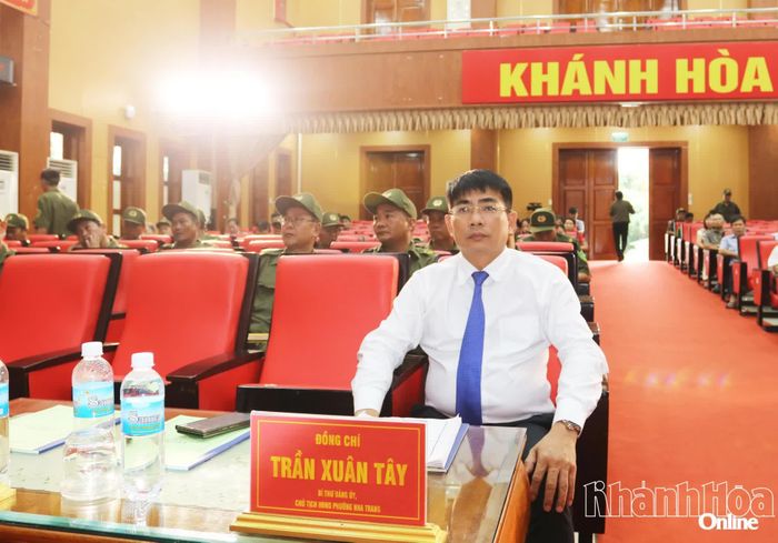 Ông Trần Xuân Tây - Bí thư Đảng ủy, Chủ tịch HĐND phường Nha Trang dự ngày hội.
