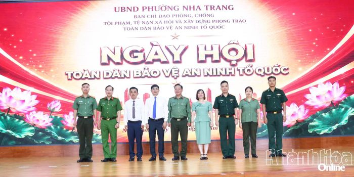 Các đại biểu chụp ảnh lưu niệm.