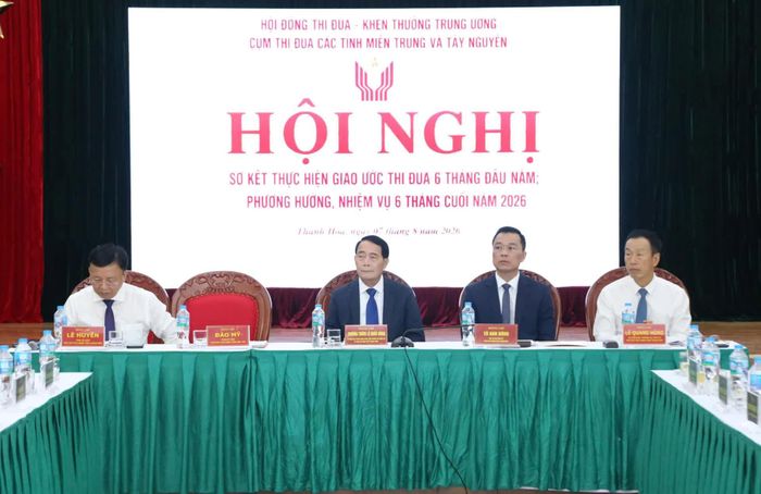 Thượng tướng Lê Quốc Hùng, Phó Chủ tịch UBND tỉnh Khánh Hòa Lê Huyền và lãnh đạo các địa phương tham dự hội nghị.
