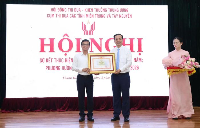 Lãnh đạo Sở Nội vụ (bìa trái) nhận bằng khen của Thủ tướng Chính phủ dành cho tỉnh Khánh Hòa.