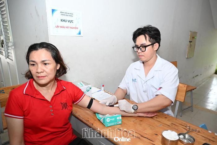 Nhân viên y tế lấy mẫu máu xét nghiệm cho người dân.