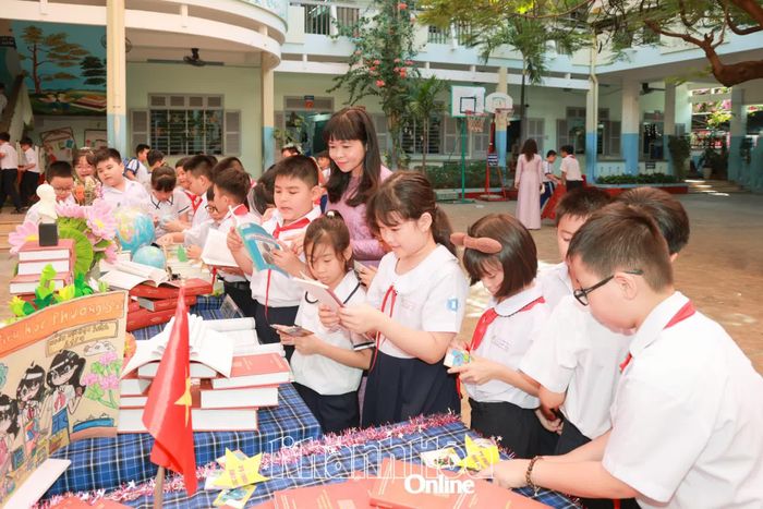 Hoạt động ngoại khóa ở Trường Tiểu học Phương Sài (phường Tây Nha Trang). Ảnh: Nhân Tâm.