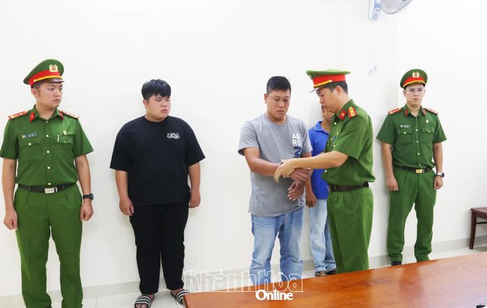 Cơ quan Cảnh sát điều tra Công an tỉnh thi hành lệnh bắt tạm giam Nguyễn Trần Đình Duy.