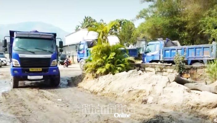 Hiện trường hoạt động khai thác, vận chuyển cát trái phép quy mô lớn tại khu vực bờ sông thuộc Tổ dân phố Võ Cang bị lực lượng Công an vây bắt hồi tháng 4-2026.