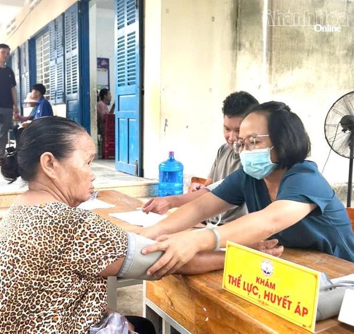 Người dân xã Diên Thọ được kiểm tra huyết áp, thể lực.
