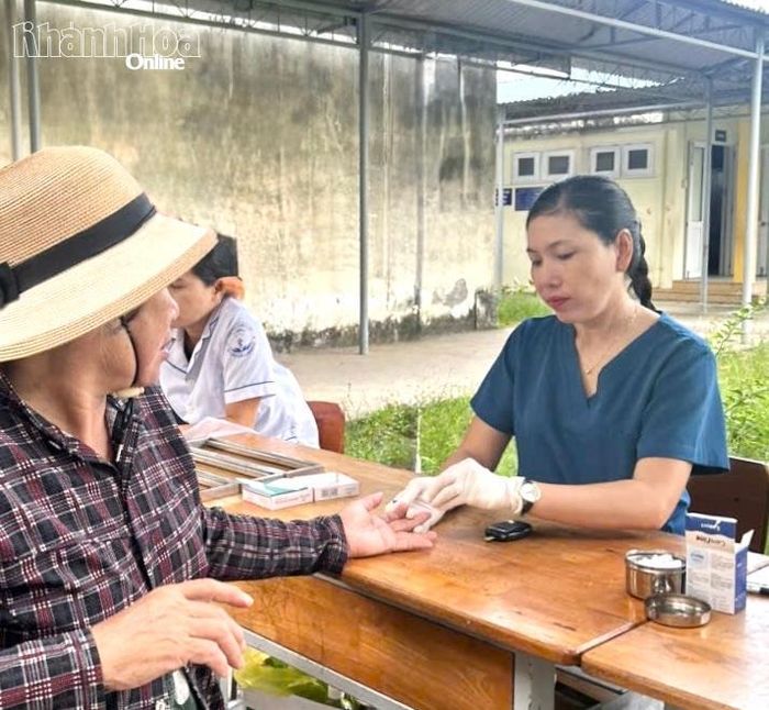 Người dân được lấy các mẫu máu xét nghiệm sàng lọc một số bệnhh.