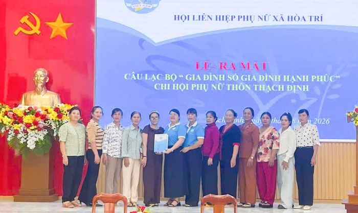 Lãnh đạo Hội Liên hiệp Phụ nữ xã Hòa Trí trao quyết định thành lập câu lạc bộ.