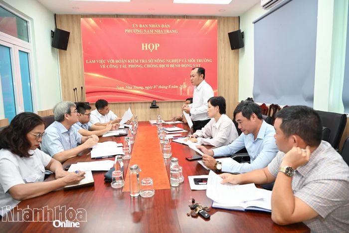 Đại diện phường Nam Nha Trang báo cáo đoàn kiểm tra.