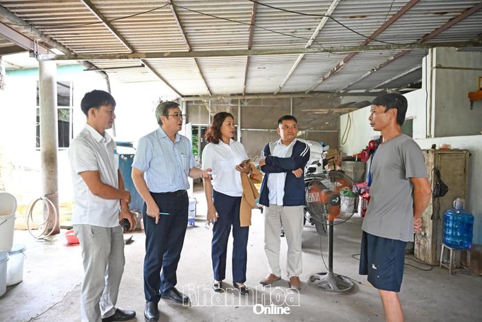 Đoàn kiểm tra việc chăn nuôi gia cầm tại Tổ dân phố Phước Sơn.