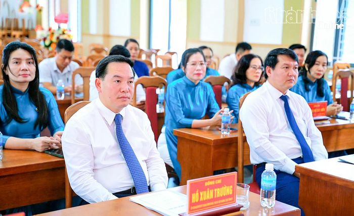 Đồng chí Hồ Xuân Trường và các đại biểu tham dự hội nghị.
