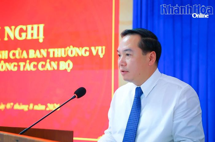 Phó Bí thư Thường trực Tỉnh ủy Hồ Xuân Trường phát biểu giao nhiệm vụ.