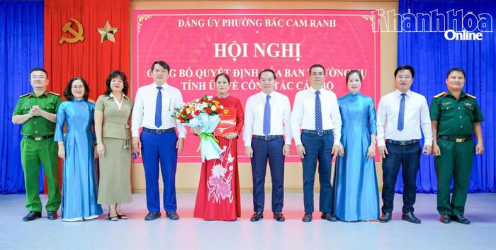 Đồng chí Hồ Xuân Trường và các đại biểu chúc mừng đồng chí Nguyễn Thị Phương.