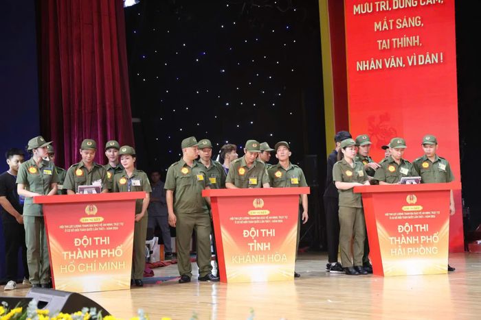 Đội Khánh Hòa tham gia phần thi Kiến thức.