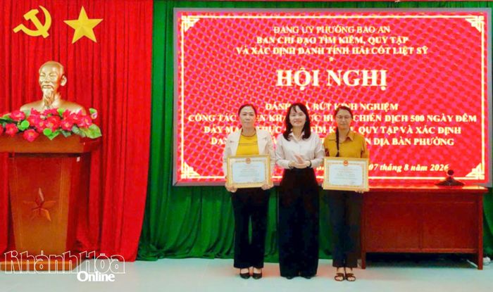 Lãnh đạo phường Bảo An trao giấy khen cho tập thể và cá nhân có thành tích xuất sắc trong thực hiện Chiến dịch 500 ngày đêm tìm kiếm, quy tập và xác định danh tính hài cốt liệt sĩ trên địa bàn.
