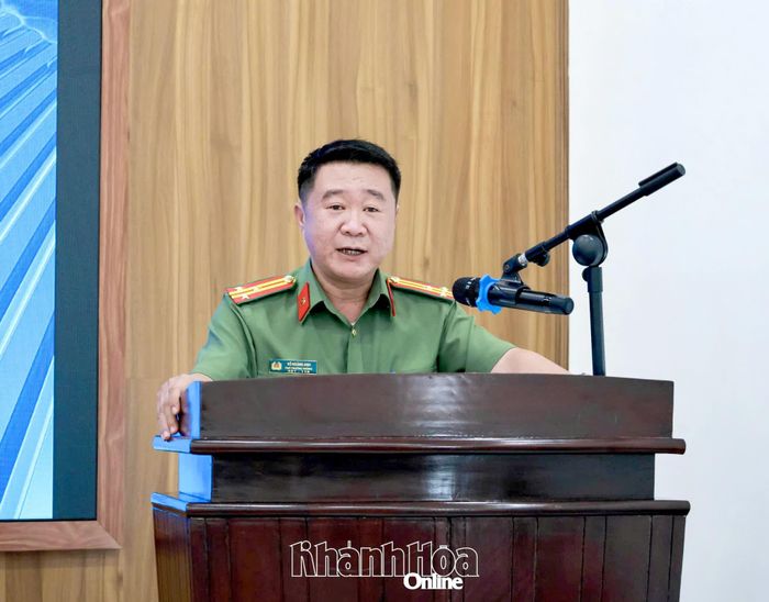 Thượng tá Võ Hoàng Anh - Phó Trưởng phòng An ninh chính trị nội bộ, Công an tỉnh Khánh Hòa phát biểu tại hội nghị.