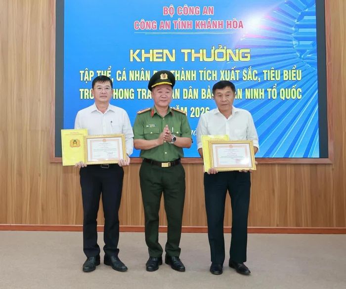 Đại diện Công an tỉnh Khánh Hòa trao giấy khen cho ông Lê Hoàng Triều - Giám đốc Báo và Phát Thanh, Truyền hình Khánh Hòa (đại diện tập thể Báo và Phát thanh, Truyền hình Khánh Hòa) và cá nhân ông Võ Thanh Lâm - Phó Giám đốc. 