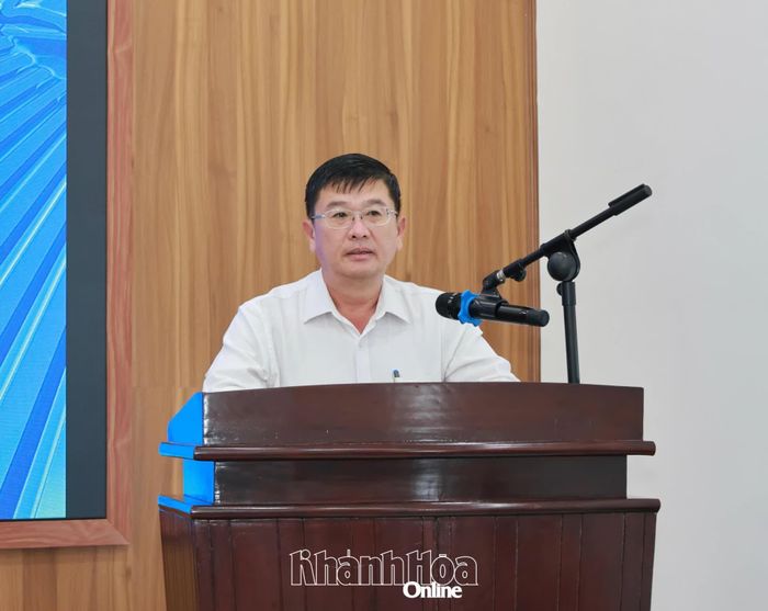 Ông Lê Hoàng Triều - Giám đốc Báo và Phát thanh, Truyền hình Khánh Hòa phát biểu tại hội nghị.
