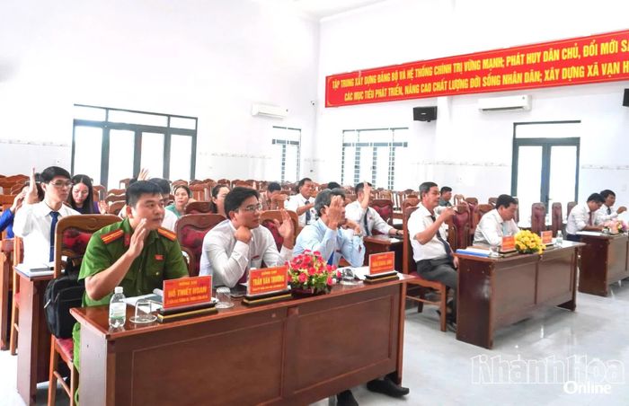 Các đại biểu biểu quyết thông qua các nội dung tại kỳ họp.