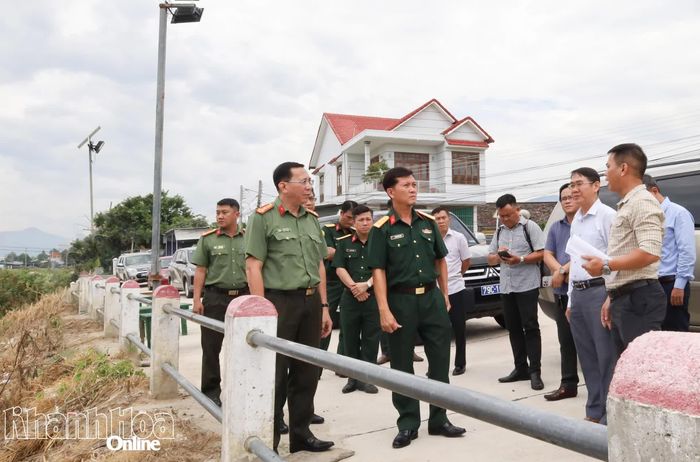 Đoàn công tác kiểm tra thực tế khu vực xung yếu tại xã Diên Điền.
