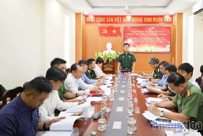 Quang cảnh đoàn công tác làm việc tại phường Nam Nha Trang.