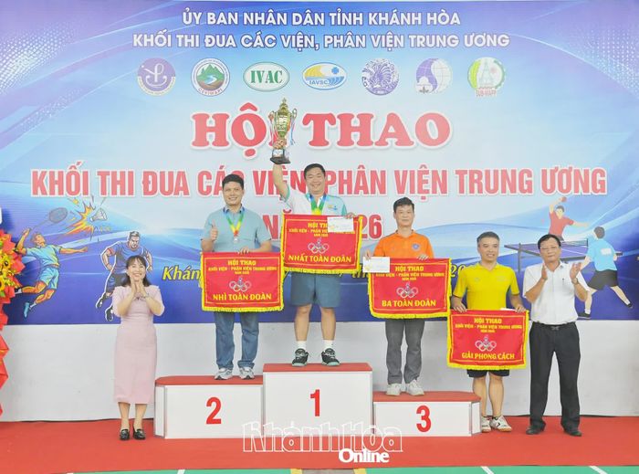 Ban tổ chức trao giải toàn đoàn cho các đơn vị đạt thành tích xuất sắc tại hội thao.