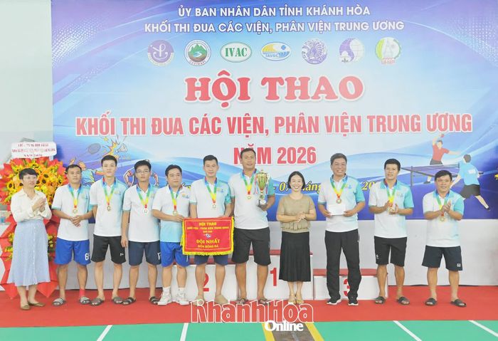 Ban tổ chức trao giải cho đội bóng vô địch.