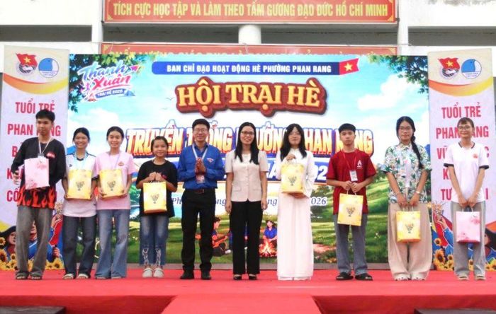 Ban tổ chức tặng quà cho các học sinh tiêu biểu.