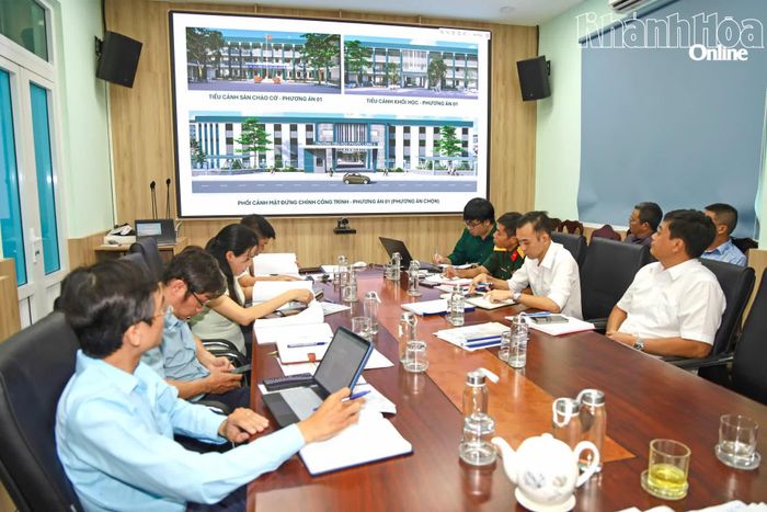 Các đại biểu nghiên cứu đề xuất chủ trương đầu tư Dự án Xây dựng Trường Tiểu học Phước Long 2.