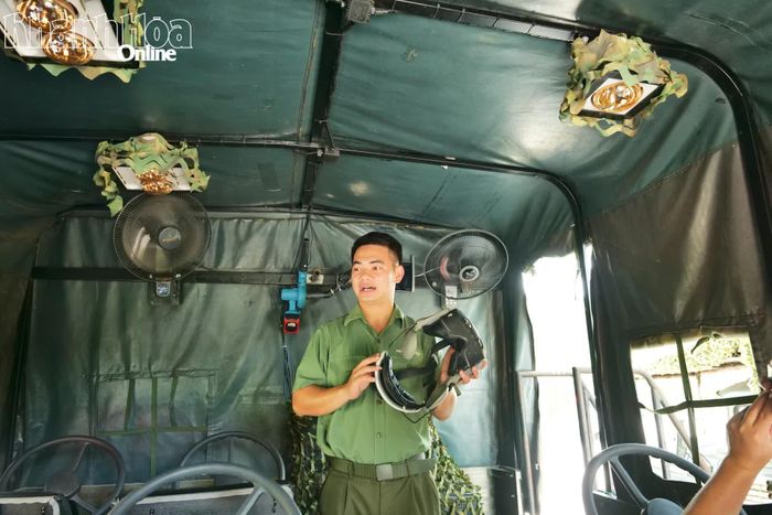 Nhân viên hướng dẫn du khách sử dụng kính thực tế ảo trước khi bắt đầu hành trình trải nghiệm tại Hang Chỉ huy.