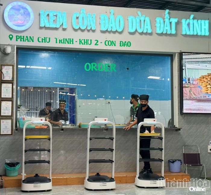 Những robot phục vụ sẵn sàng nhận nhiệm vụ tại quầy chế biến của quán Kem Côn Đảo Dừa Đất.