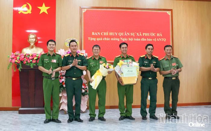 Ban Chỉ huy quân sự xã Phước Hà tặng quà cho Ban Chỉ đạo phòng chống tội phạm tệ nạn xã hội và xây dựng phong trào toàn dân bảo vệ an ninh Tổ quốc xã, chúc mừng ngày Hội toàn dân bảo vệ An ninh Tổ quốc.