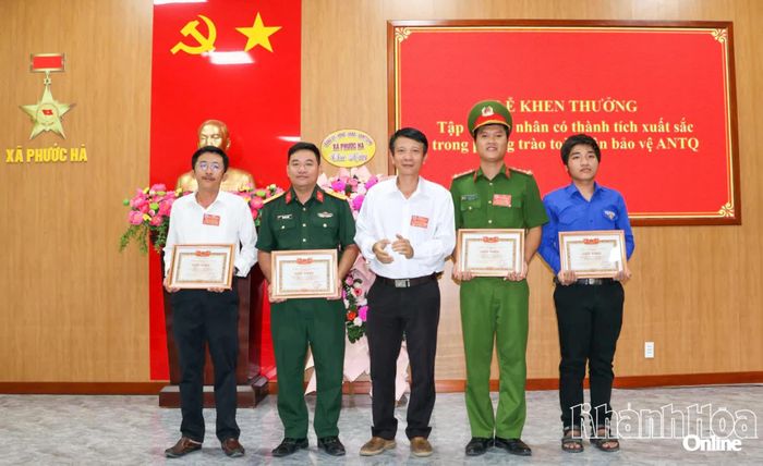 Ban Chỉ đạo phòng chống tội phạm tệ nạn xã hội và xây dựng phong trào toàn dân bảo vệ an ninh tổ quốc xã Phước Hà đã biểu dương và khen thưởng cho tập thể và cá nhân đã có thành tích xuất sắc trong phong trào bảo vệ an ninh tại địa phương.