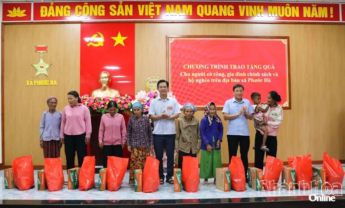 Ban Chỉ đạo phòng chống tội phạm tệ nạn xã hội và xây dựng phong trào toàn dân bảo vệ an ninh tổ quốc xã Phước Hà tặng quà cho các hộ gia đình chính sách trên địa bàn, thể hiện sự quan tâm, tri ân đối với các gia đình có công với cách mạng.