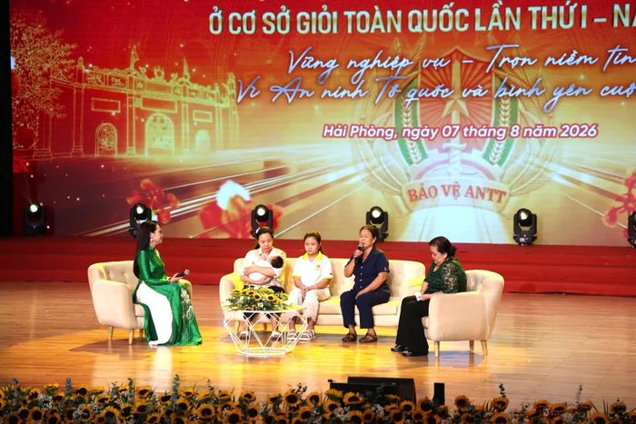 Giao lưu với gia đình thành viên lực lượng tham gia bảo vệ an ninh, trật tự ở cơ sở hy sinh trong khi làm nhiệm vụ.