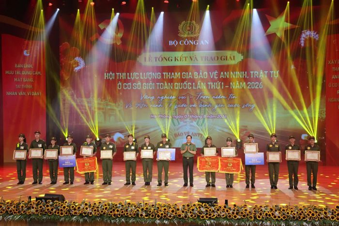 Lãnh đạo Bộ Công an trao bằng khen cho các thành viên 3 đội đoạt giải A.