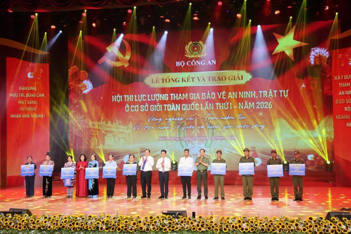 Các đồng chí lãnh đạo trao quà tri ân cho gia đình các thành viên tham gia lực lượng bảo vệ an ninh, trật tự ở cơ sở.