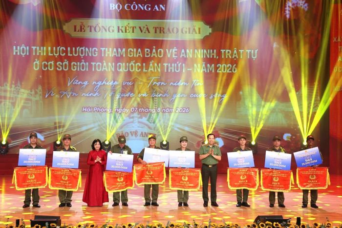 Đồng chí Bùi Thị Minh Hoài và Thượng tướng Lê Văn Tuyến chúc mừng các đội thi.