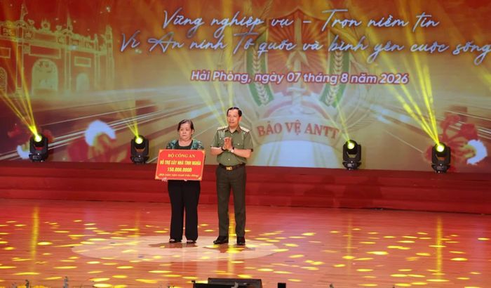 Lãnh đạo Bộ Công an trao 150 triệu đồng hỗ trợ xây nhà cho gia đình thành viên lực lượng tham gia bảo vệ an ninh, trật tự ở cơ sở hy sinh khi làm nhiệm vụ.