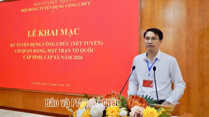 Đồng chí Vũ Thanh Xuân - Phó Trưởng Ban Tổ chức Tỉnh ủy, Chủ tịch Hội đồng tuyển dụng công chức tỉnh phát biểu khai mạc kỳ tuyển dụng.