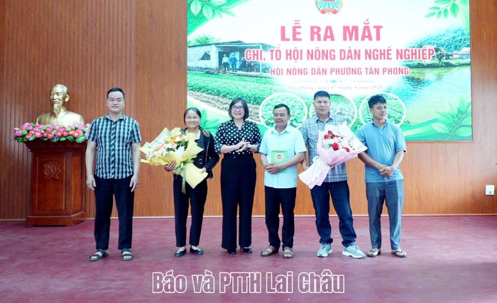 Đại diện Hội Nông dân tỉnh tặng hoa chúc mừng các chi, tổ hội nông dân nghề nghiệp phường Tân Phong. 
